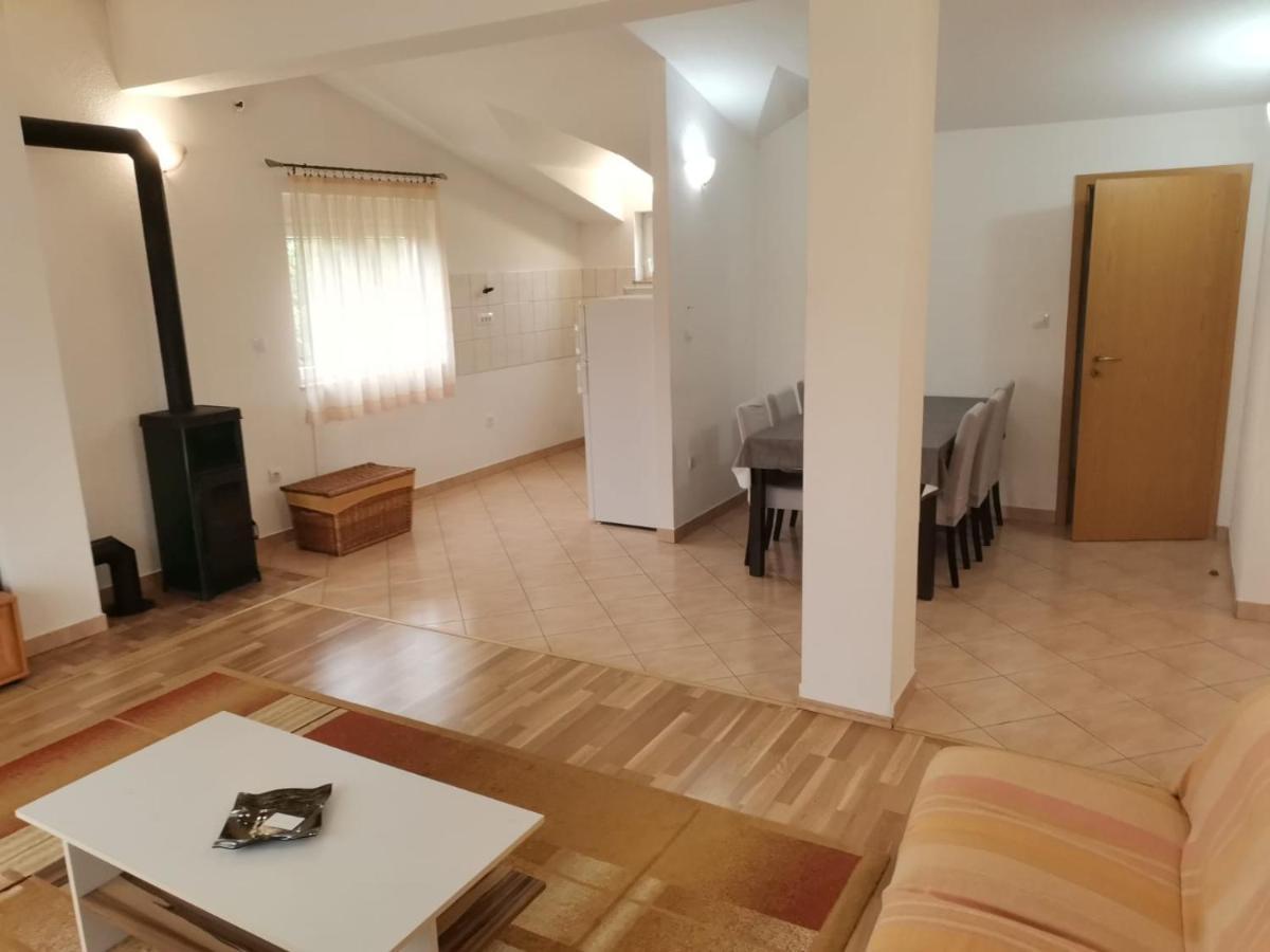 Trilj Apartman Jurika Luaran gambar