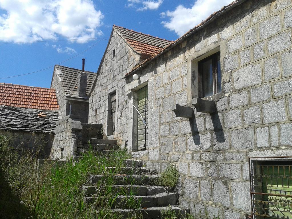 Trilj Apartman Jurika Luaran gambar